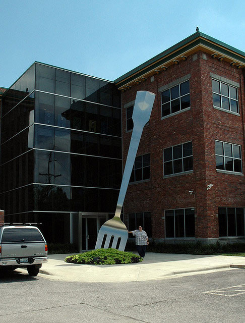 Bức tượng \'Cây dĩa khổng lồ\' ở Springfield, Missouri, Mỹ. Chắc có lẽ không ai hiểu nổi tại sao người ta lại dựng tượng một cái dĩa.